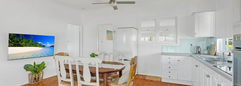  Jervis Bay Realty Holidays: Waterfront Fishermans Cottage Jervis Bay accommodation in Erowal Bay