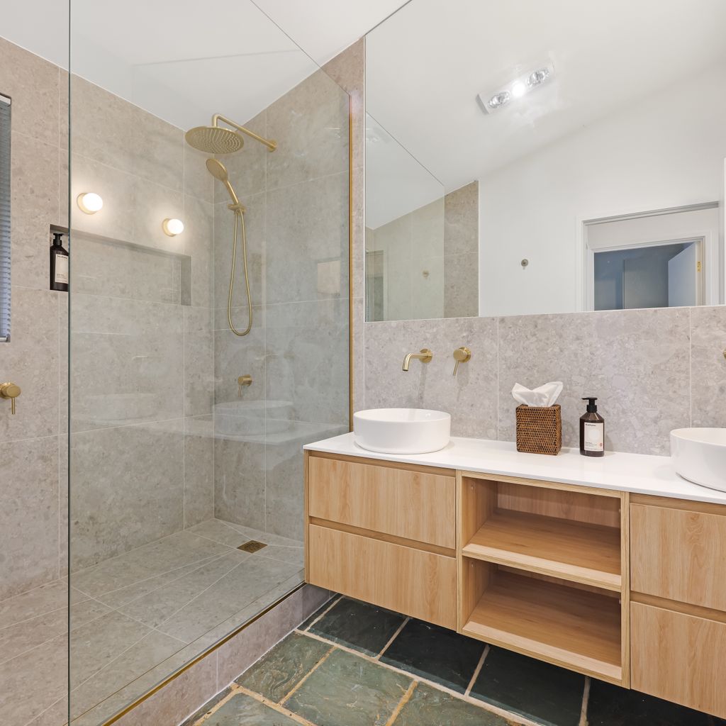 Lake Access – Mansfield – Sleeps 12