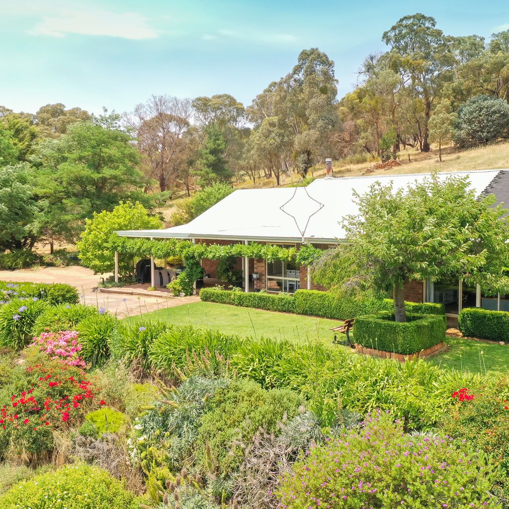 Monkey Gully Retreat – Mansfield – Sleeps 9