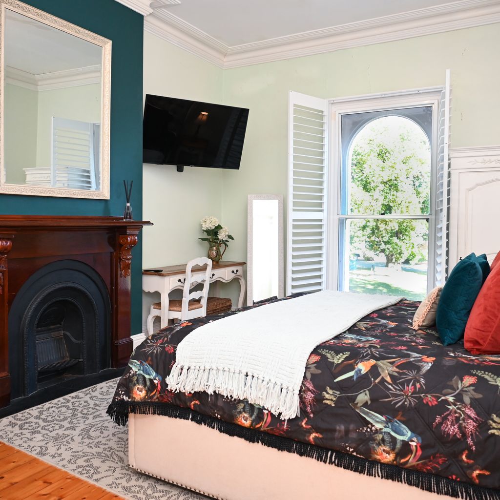 Deck Quarters – King Suite with Spa