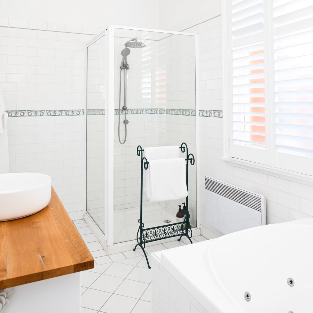 Deck Quarters – King Suite with Spa