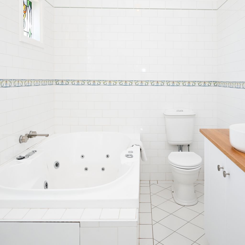 Deck Quarters – King Suite with Spa
