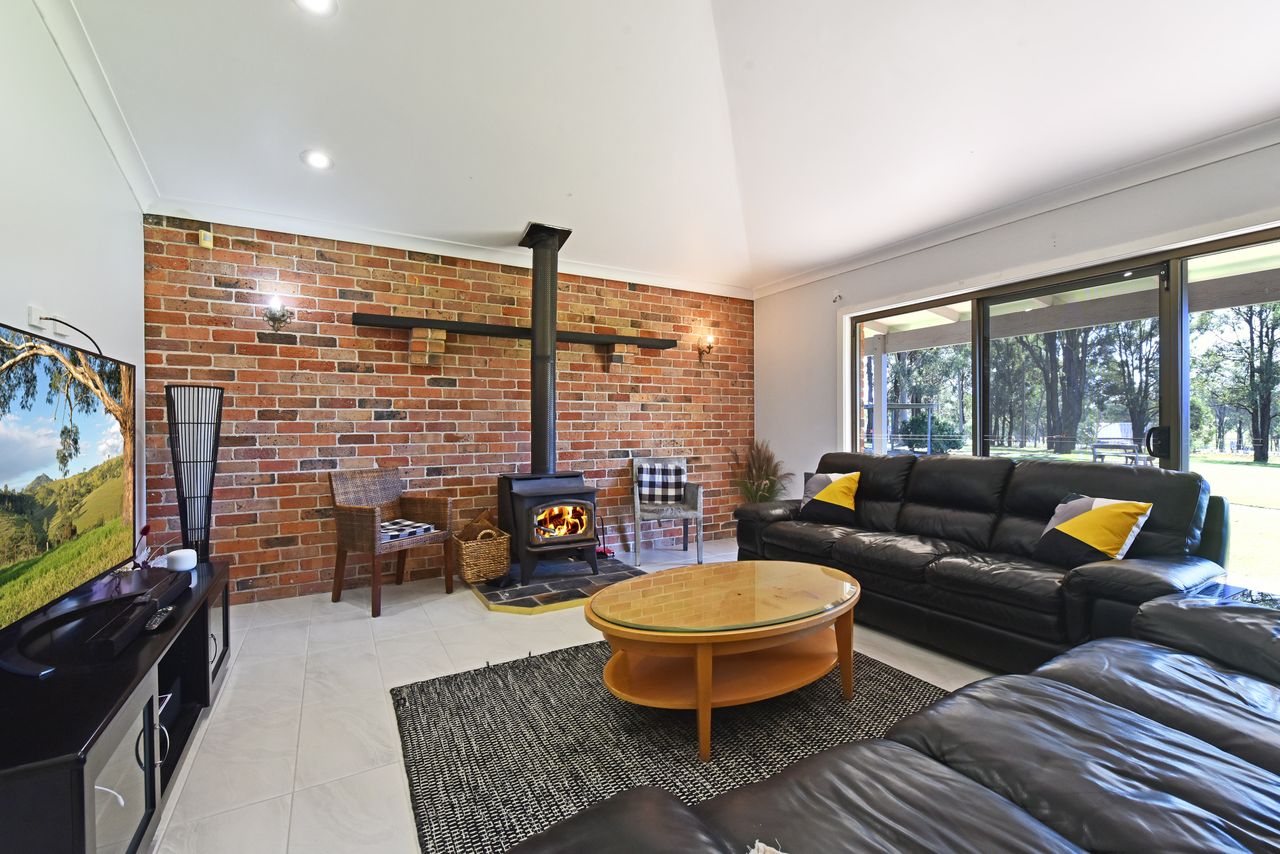 Blaxlands Homestead - nothing is closer, opposite Hope Estate with Wifi + Pool + Fireplace
