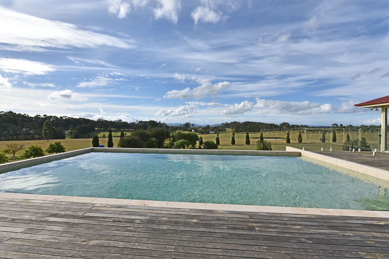 Noble Willow Homestead Lovedale. Super Spacious, with views and pool