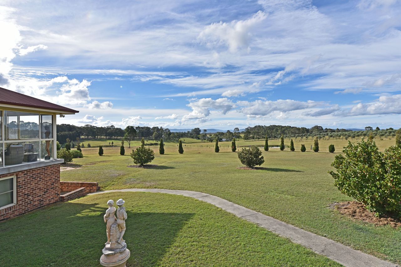 Noble Willow Estate Lovedale. Super Spacious, with views and pool