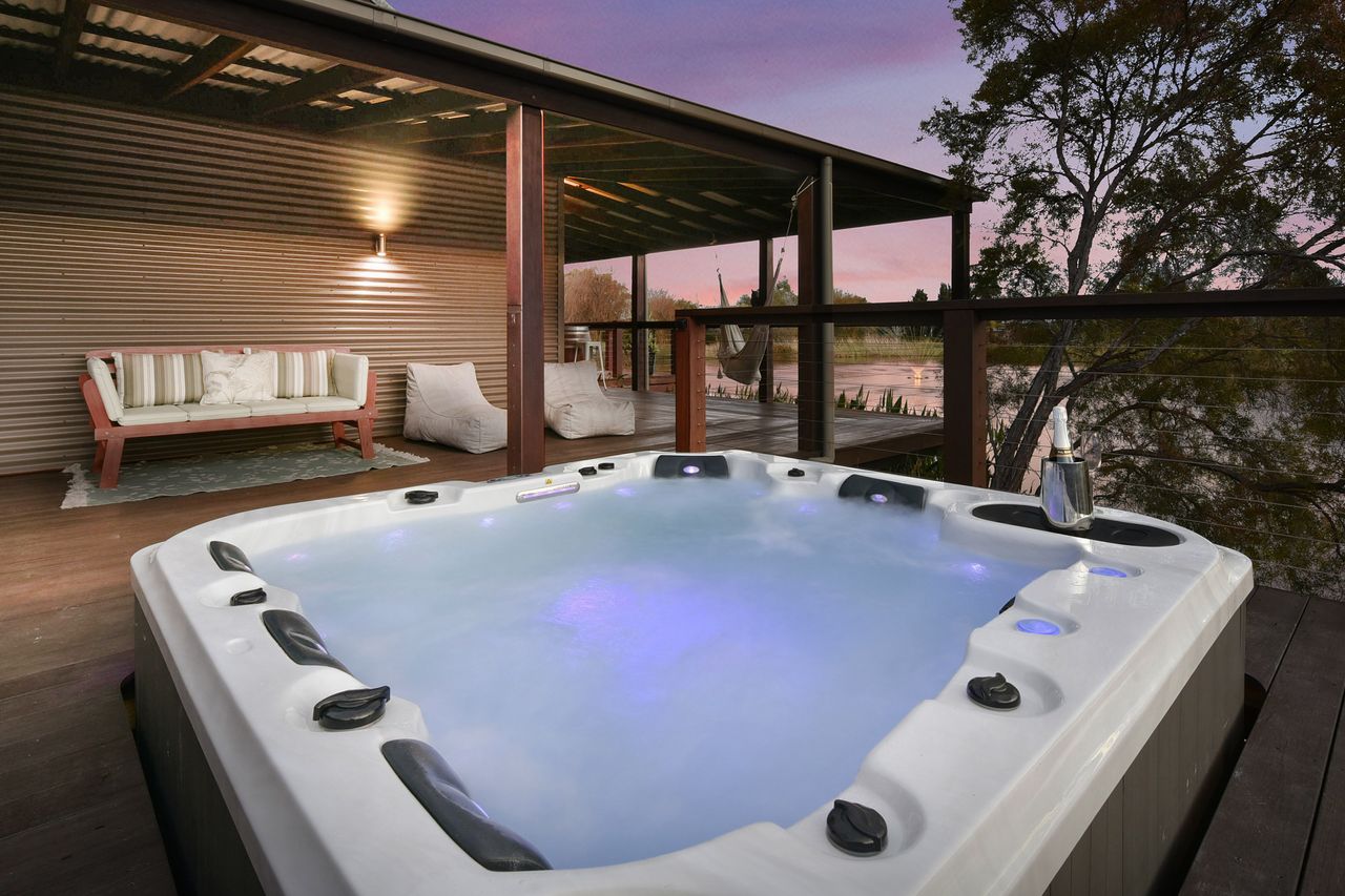 Lilies Luxe on Lovedale with Spa - Lakeside with heated 4 person Luxe Spa 5star **** 