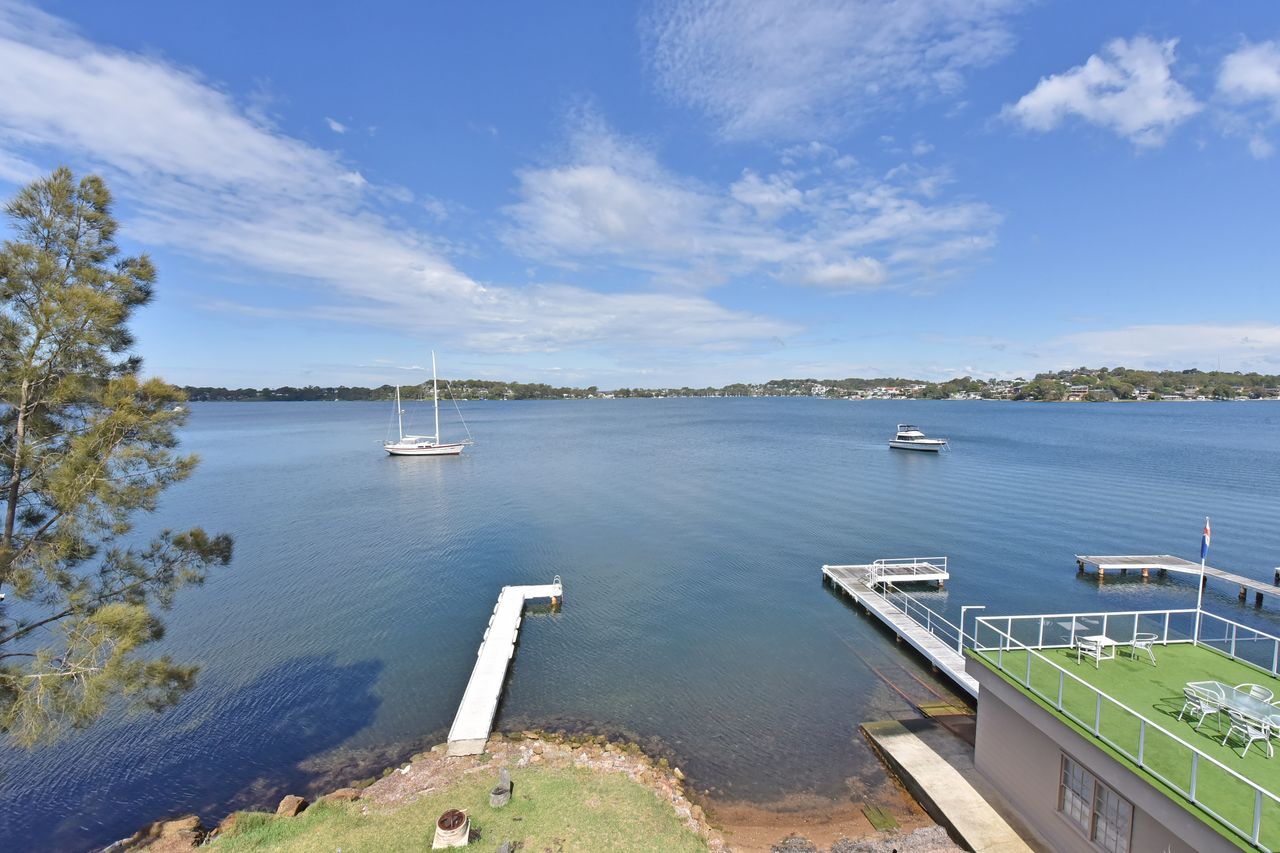 Water's Edge Apartment 2 absolute waterfront at Fishing Point on Lake Macquarie