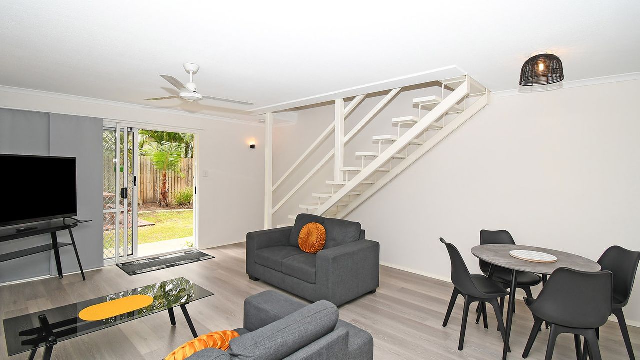  Our space at a glance: a harmonious blend of comfort and style. From cozy bedrooms to spacious living areas, our retreat is designed for relaxation. Enjoy the convenience of modern amenities, like a fully equipped kitchen and a pristine bathroom. 