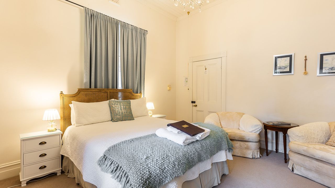 The Graces, Beechworth – Hydrangea – Queen Room