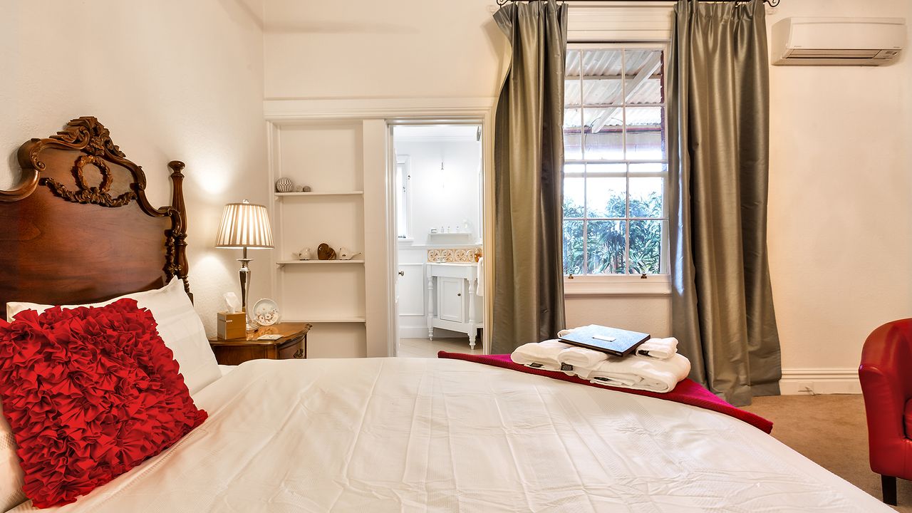 The Graces, Beechworth – Camellia – King Room