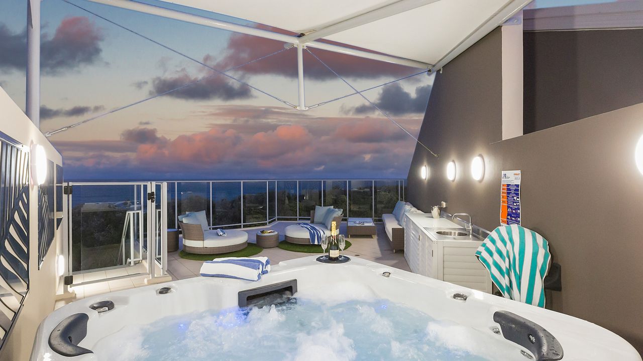 1322 Luxury Beachfront Penthouse with Rooftop Jacuzzi