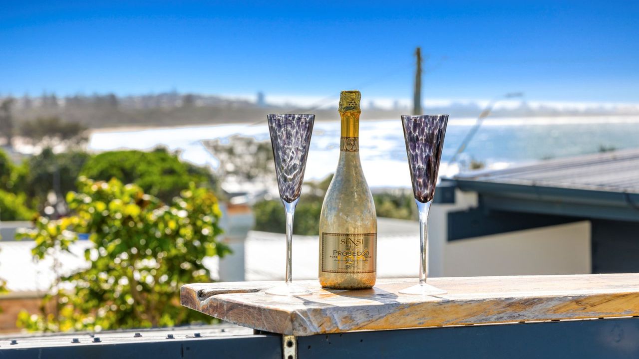 Luxe on the Beach – Coastal Elegance with Rooftop