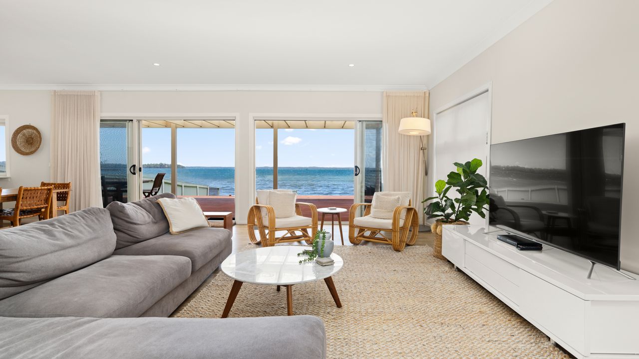 Tranquility Beach House – Absolute Waterfront