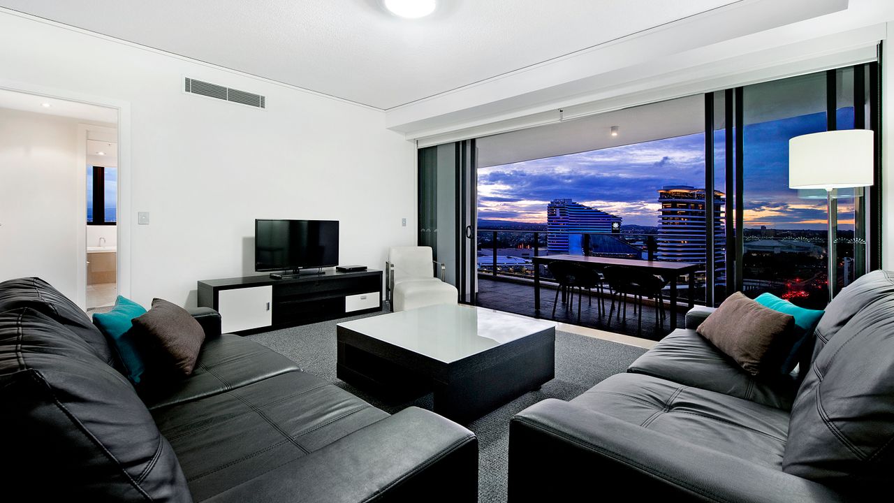 Large, modern 3 bedroom apartment with City Views