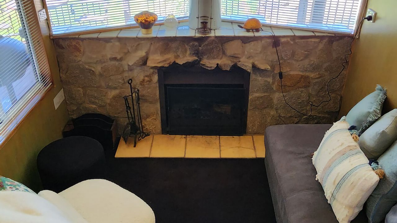 Fireplace with seating space 