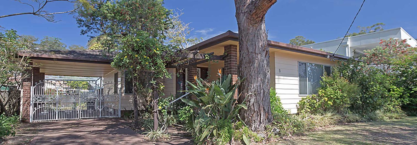 Evan’s Retreat, 5 Sandy Point Road – cottage across the road from Sandy Point Beach
