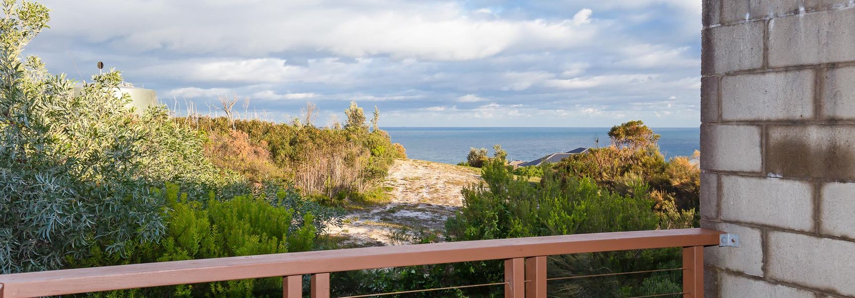 One Mile Ridge, 12a/26 One Mile Close – stunning views, air con, infinity pool