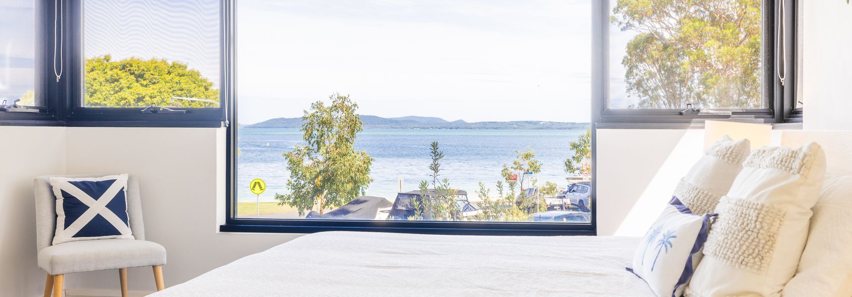 Florentine, 8/11 Columbia Close – opposite the beach with Air con and water views