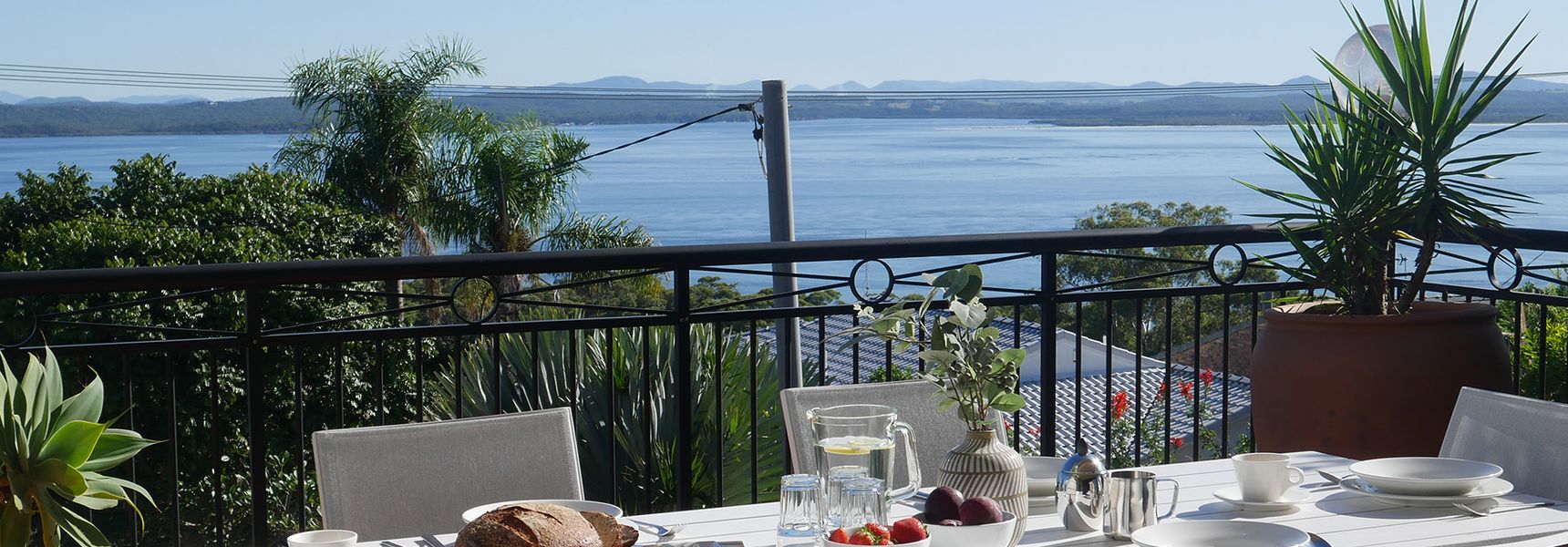 LA CIMA, 31 WALLAWA RD – PREMIUM PROPERTY WITH STUNNING VIEWS, WIFI, AIR CONDITONING, LINEN AND BED MAKING SUPPLIED