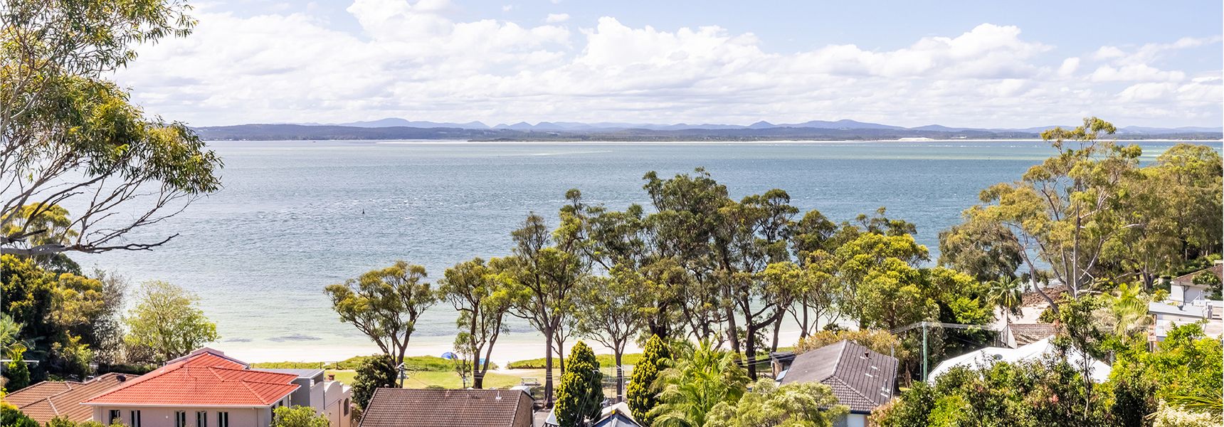Bluevue, 1/82 Government Rd – stunning water views, Wi-fi and 800 mtrs from town