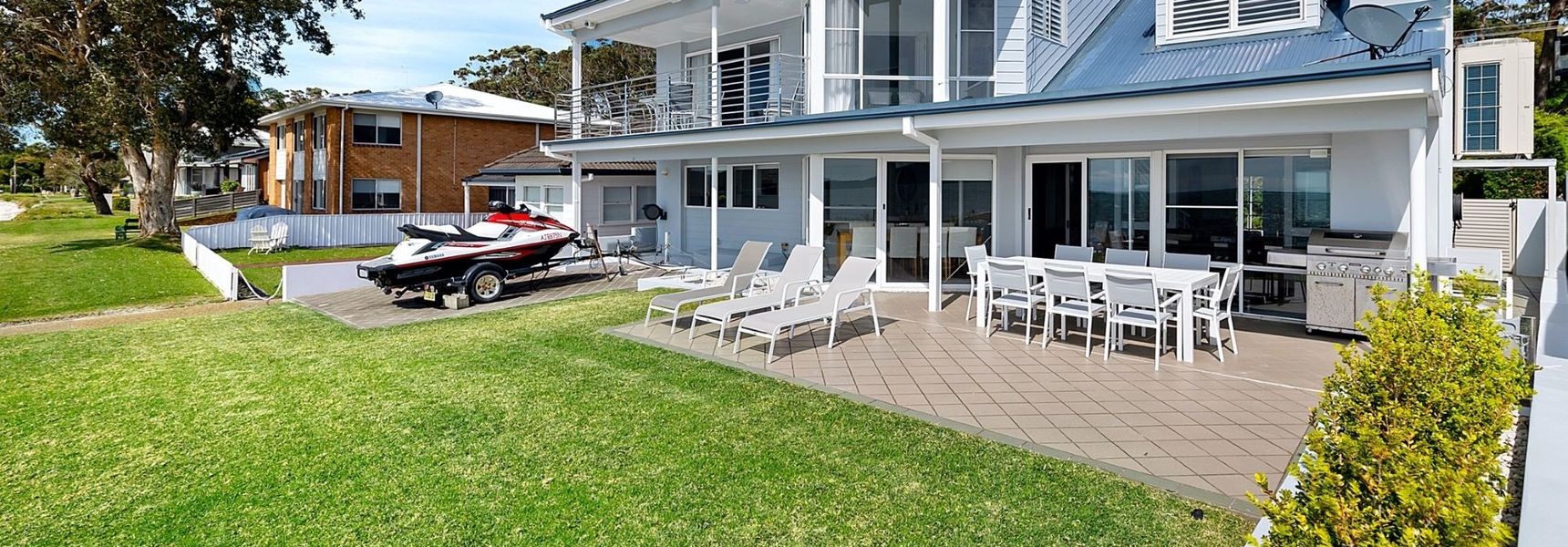 Waterfront Wonderland, 41 Foreshore Dr – stunning house with a lift, linen, Wi-Fi and ducted air conditioning