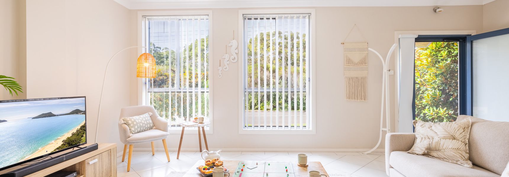 Magnolias, 6 Marine Dr – air con, linen and Wi-Fi