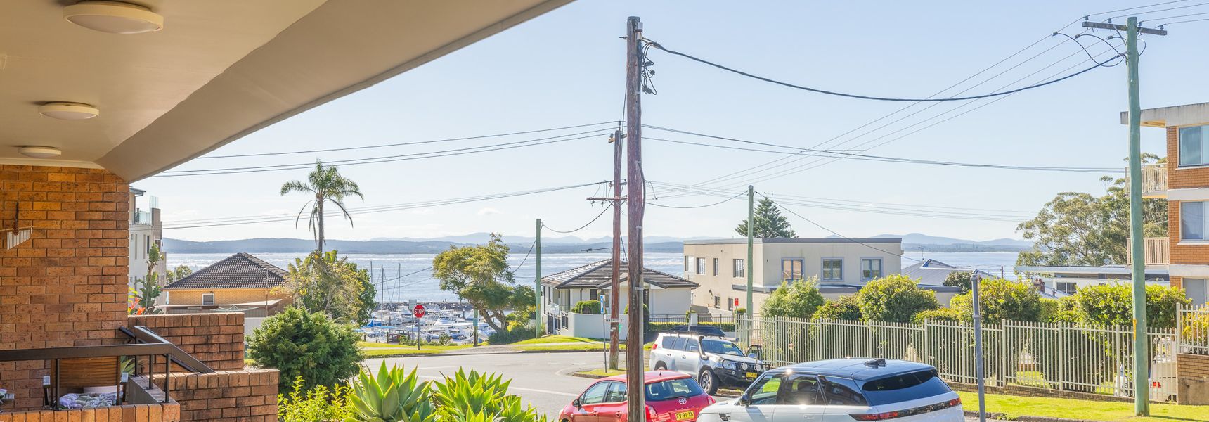 Capriosca, 3/2 Donald St – water views, linen and 5 minutes walk into town
