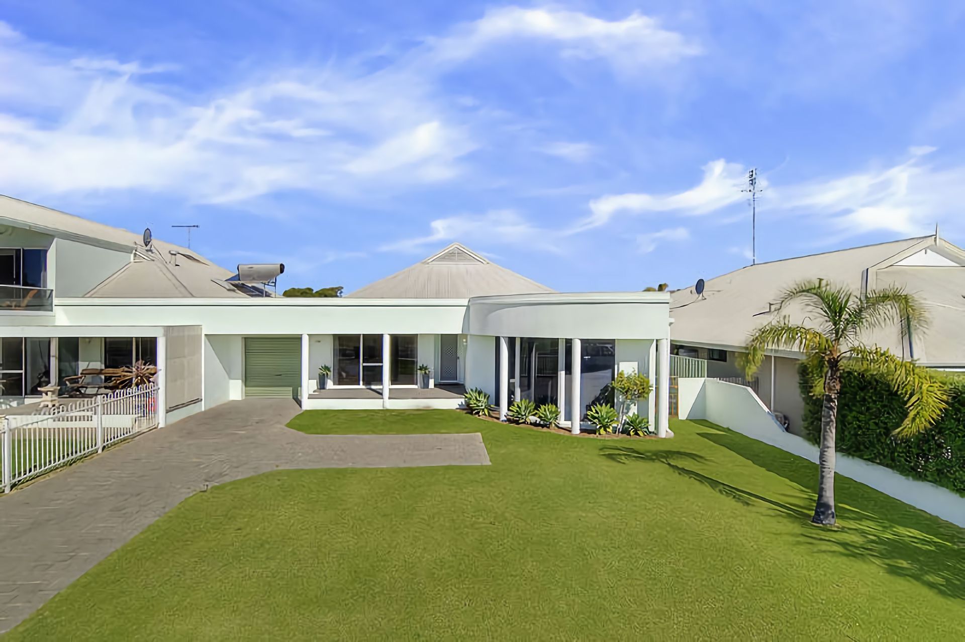 Busselton Beach House with WiFi - Geographe Bay Accommodation