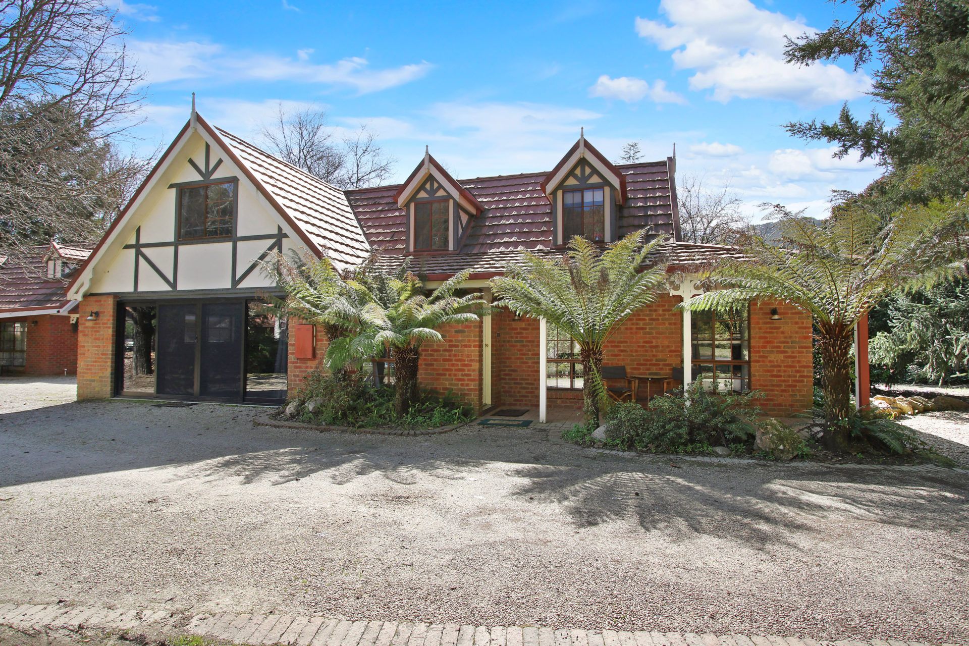 Tudor House – Large Family Home with shared pool