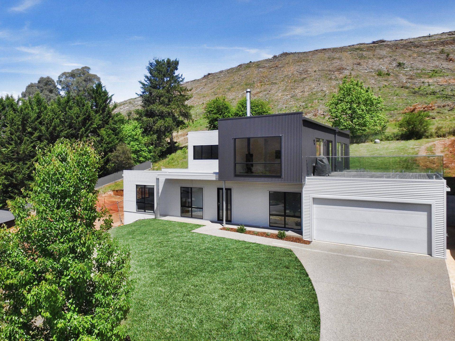 Balcony to Bogong – modern house ten minute stroll to town