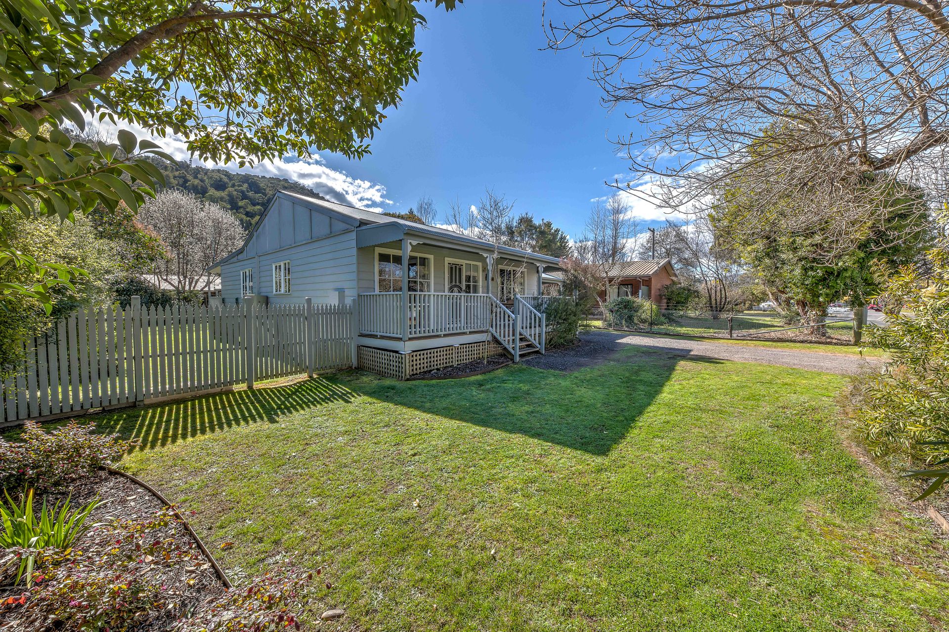 Corinda Cottage – 4 bedroom pet friendly five minute walk to town and Ovens River.