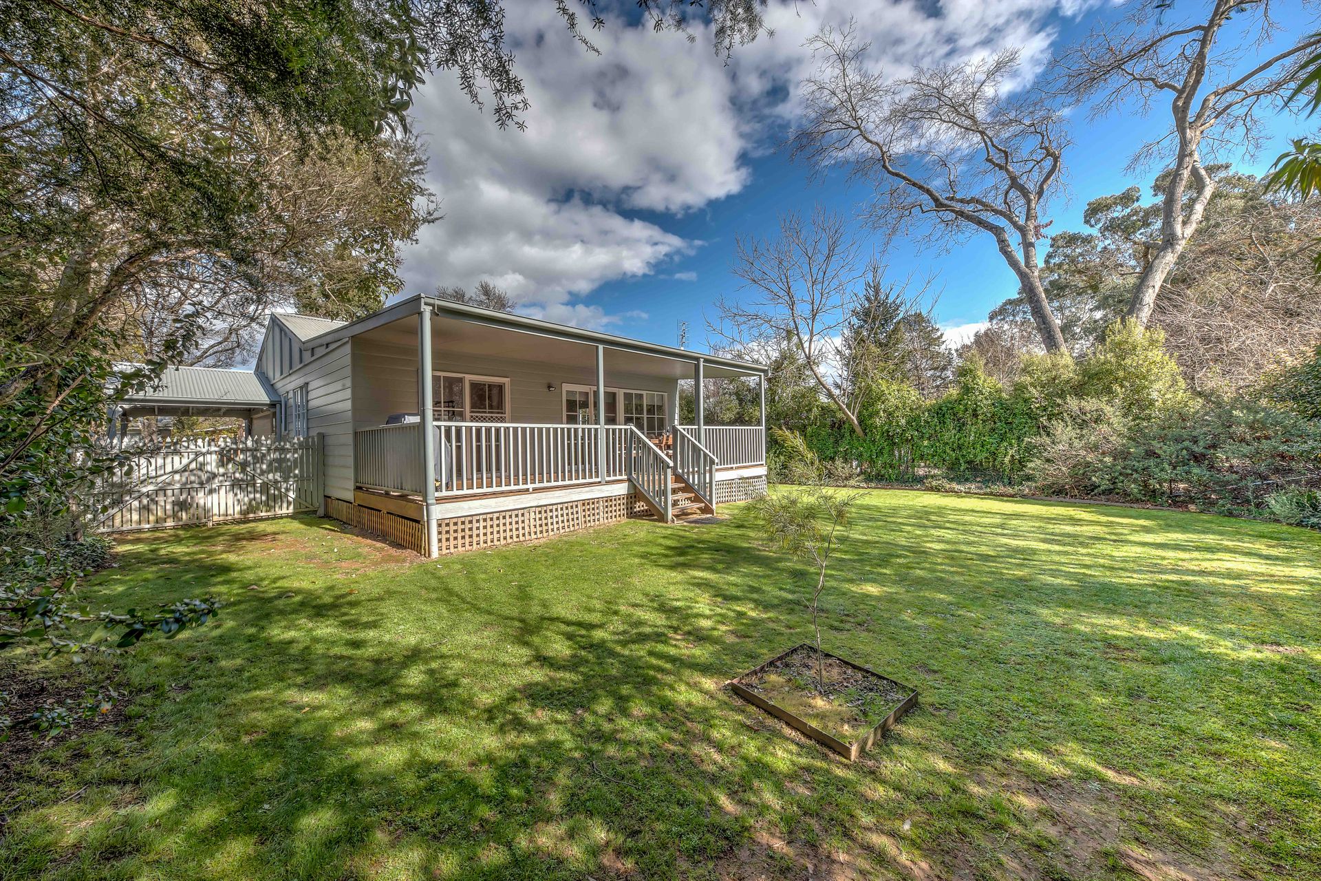 Corinda Cottage – 4 bedroom pet friendly five minute walk to town and Ovens River.