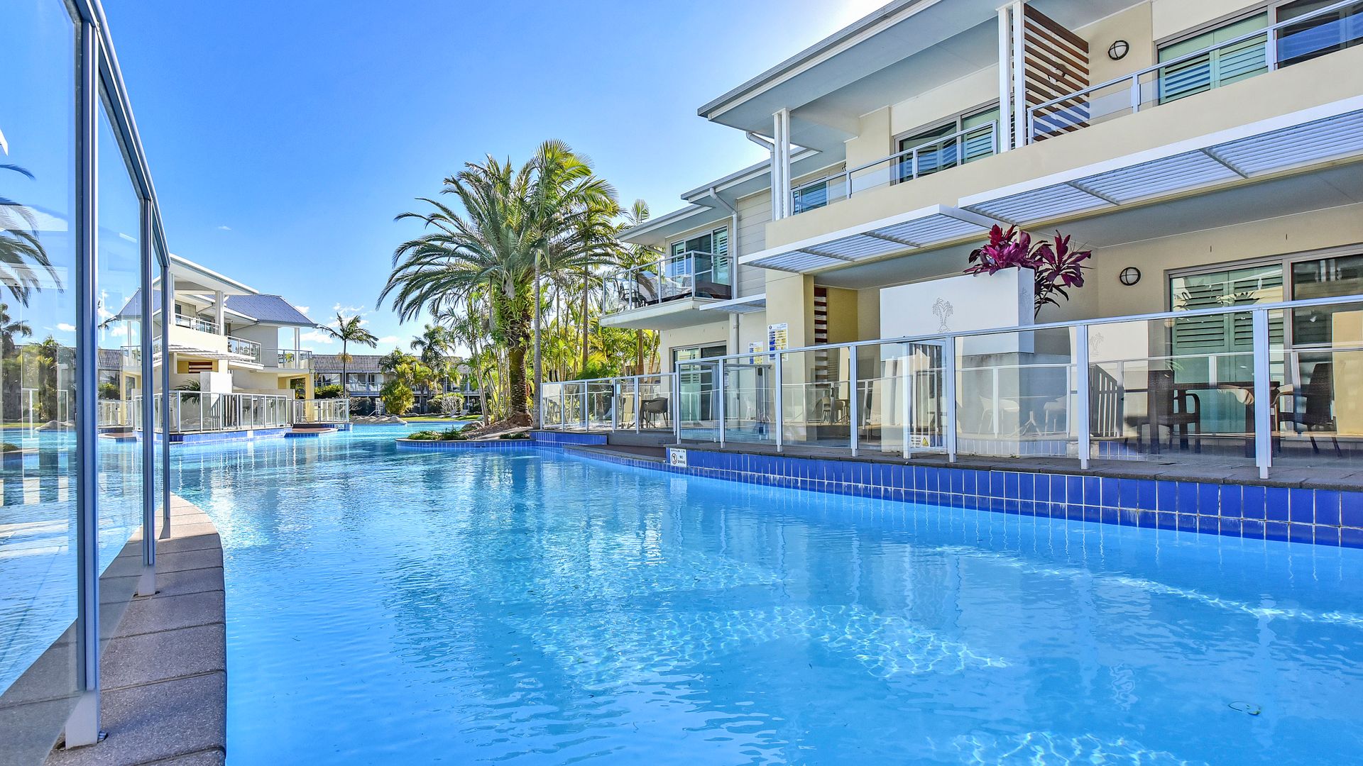 J’s Resort Pacific Blue Swim Up-Unit A