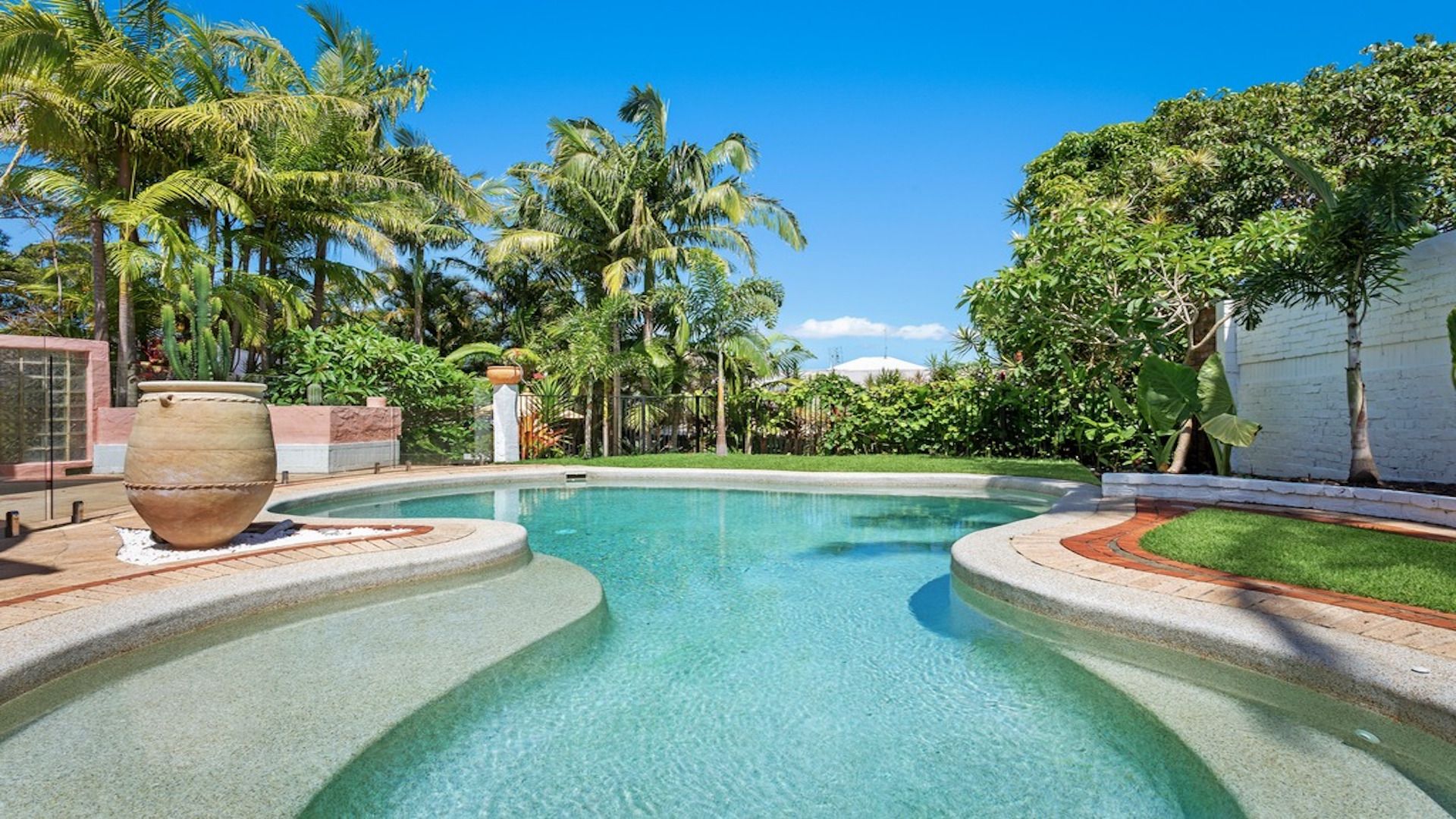 Le Dog Beach Club – chic home with pool
