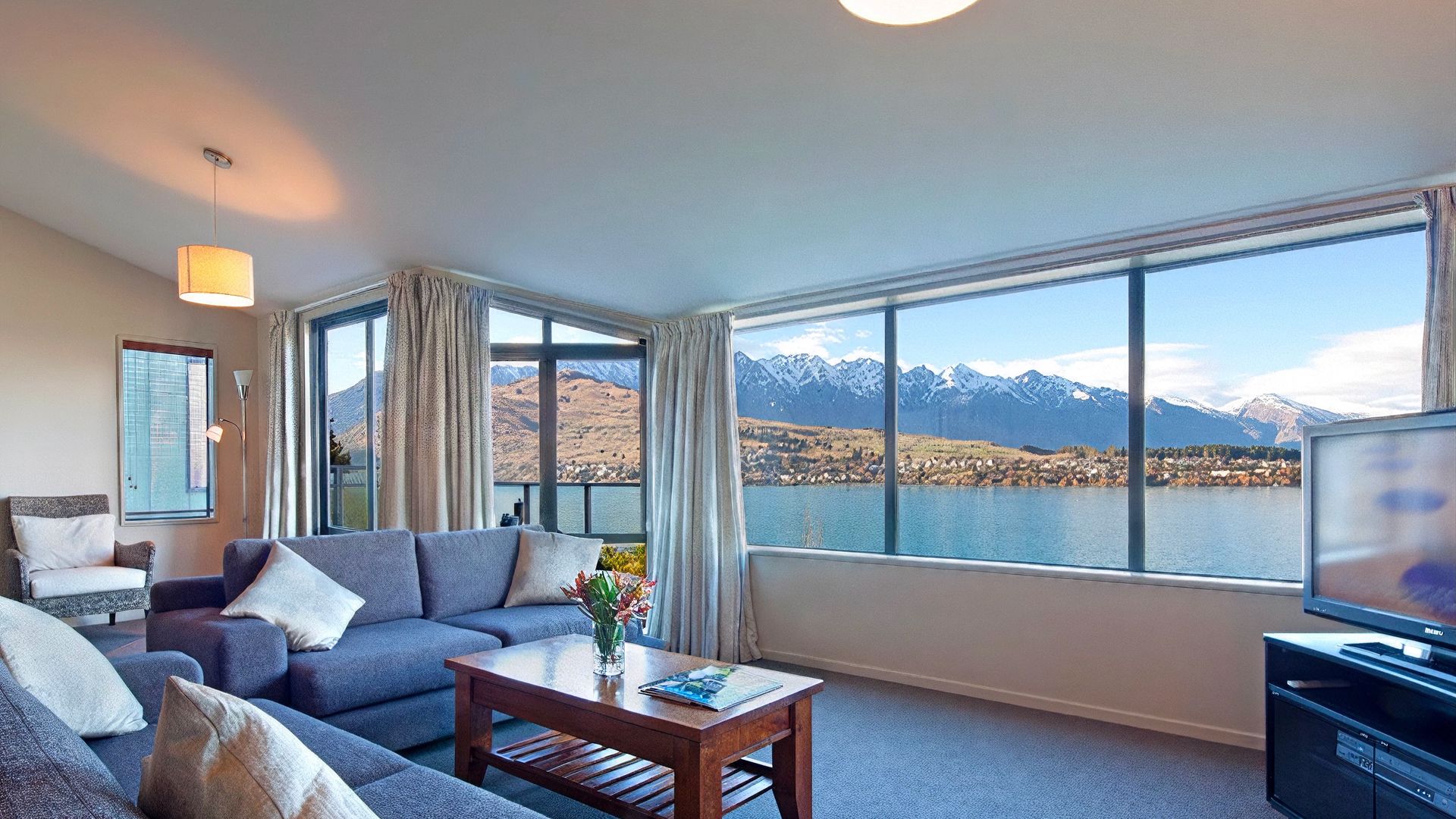2 Bedroom Lakeview Apartment