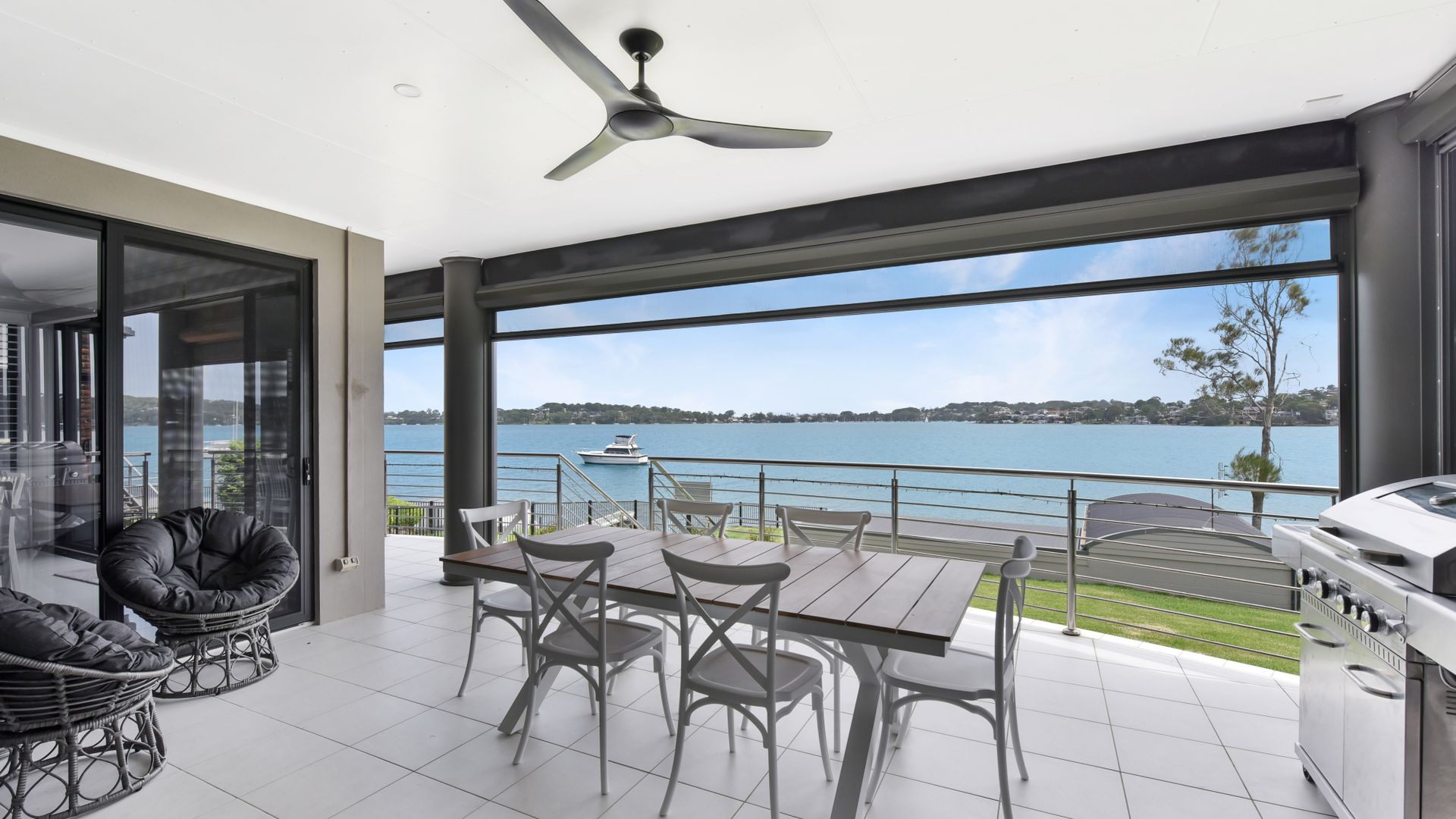 Sealand Lake House – Stunning Absolute Waterfront