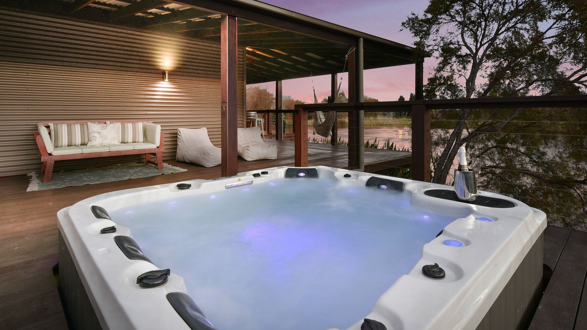 Lilies Luxe on Lovedale with Spa – Lakeside with heated 4 person Luxe Spa 5star ****