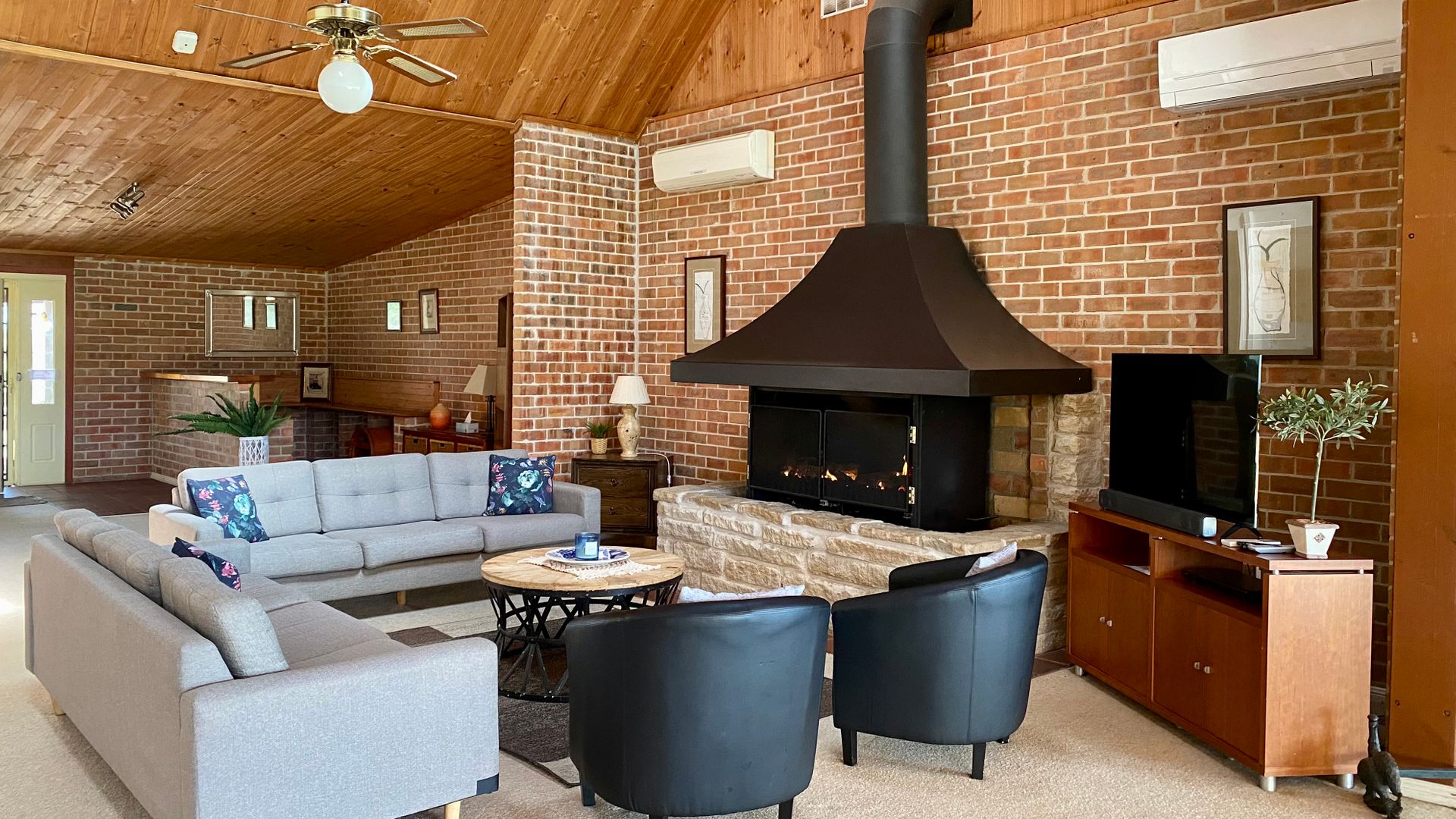 Lounge in Luxury: Elegant Living Room for Sophisticated Comfort