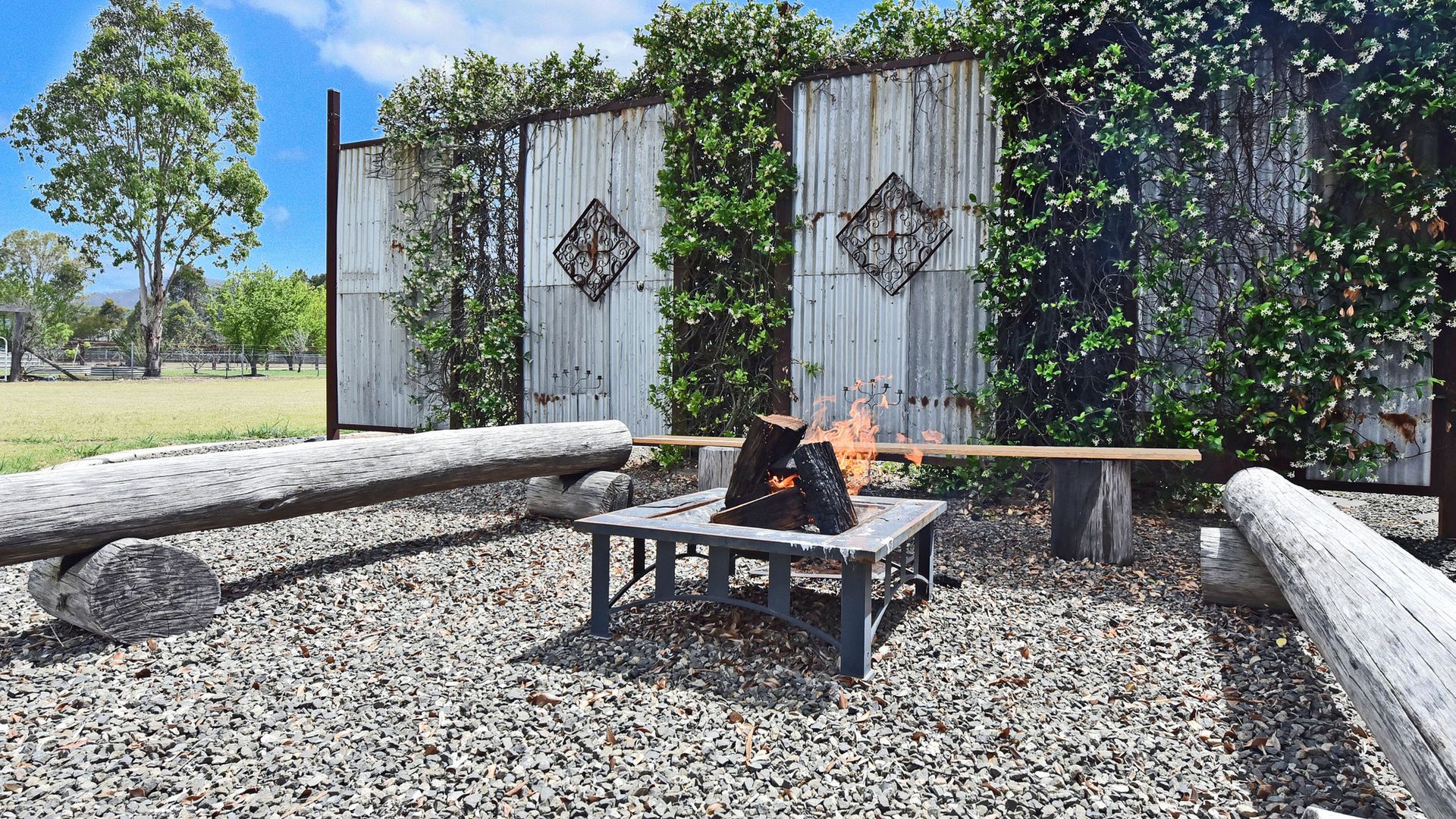 Kulang Lodge in charming Broke with Large Swim Spa and games room suits up to 8 guests