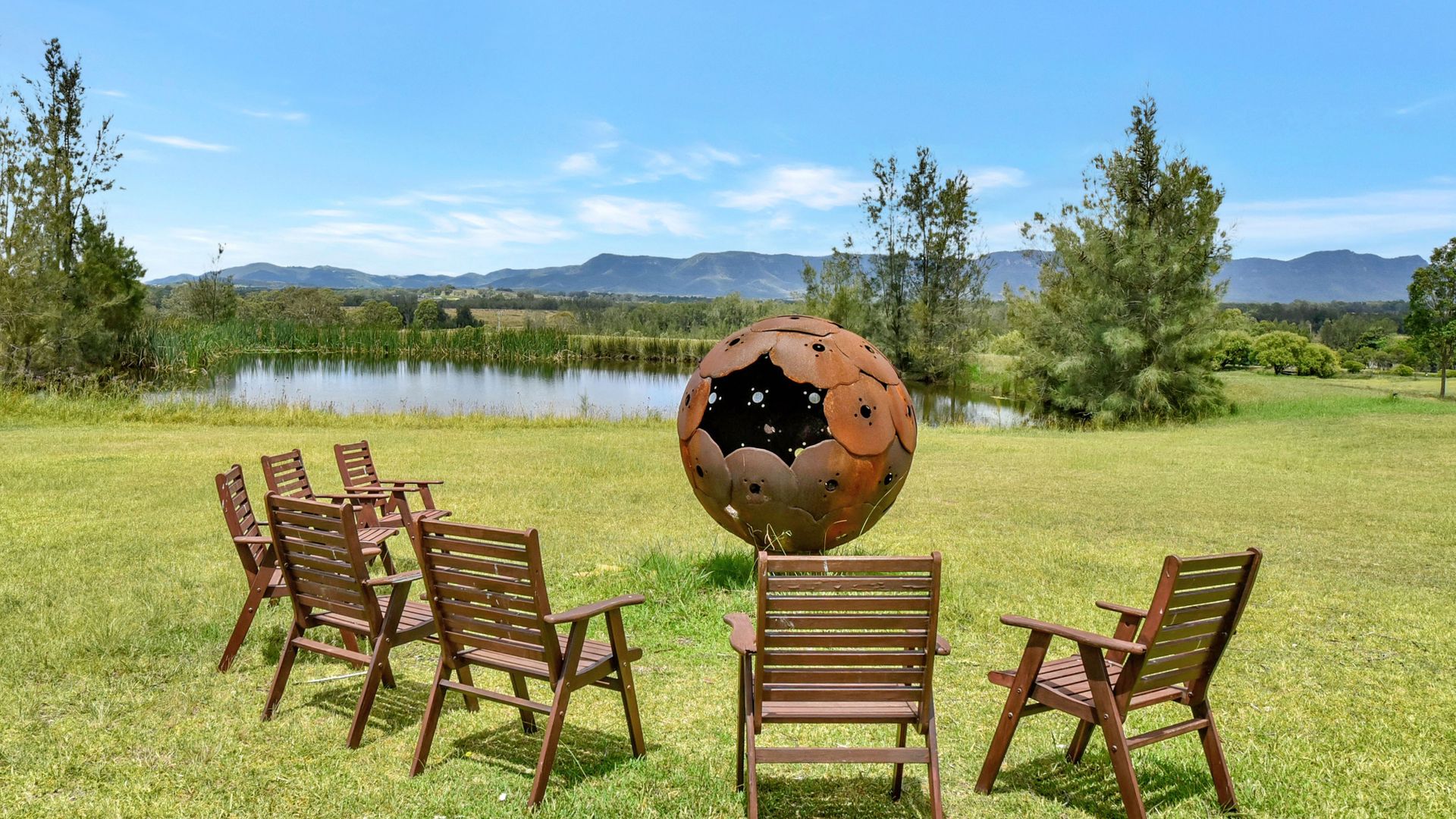 Silver Springs 6br Luxury Homestead with Wifi, Pool. Fireplace, Views, Olives and Space