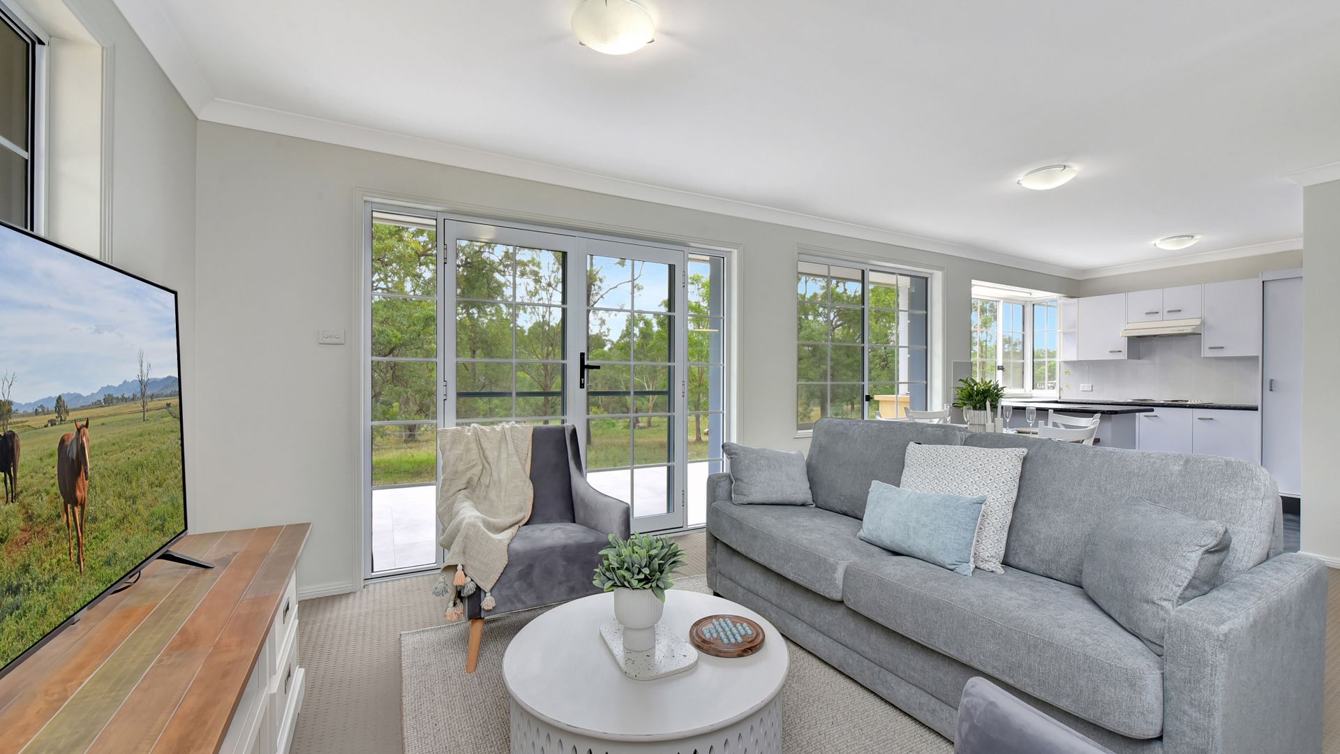 Evergreen Lodge Winery Retreat – Sleeps 8 Guests and 8 minutes to Wineries