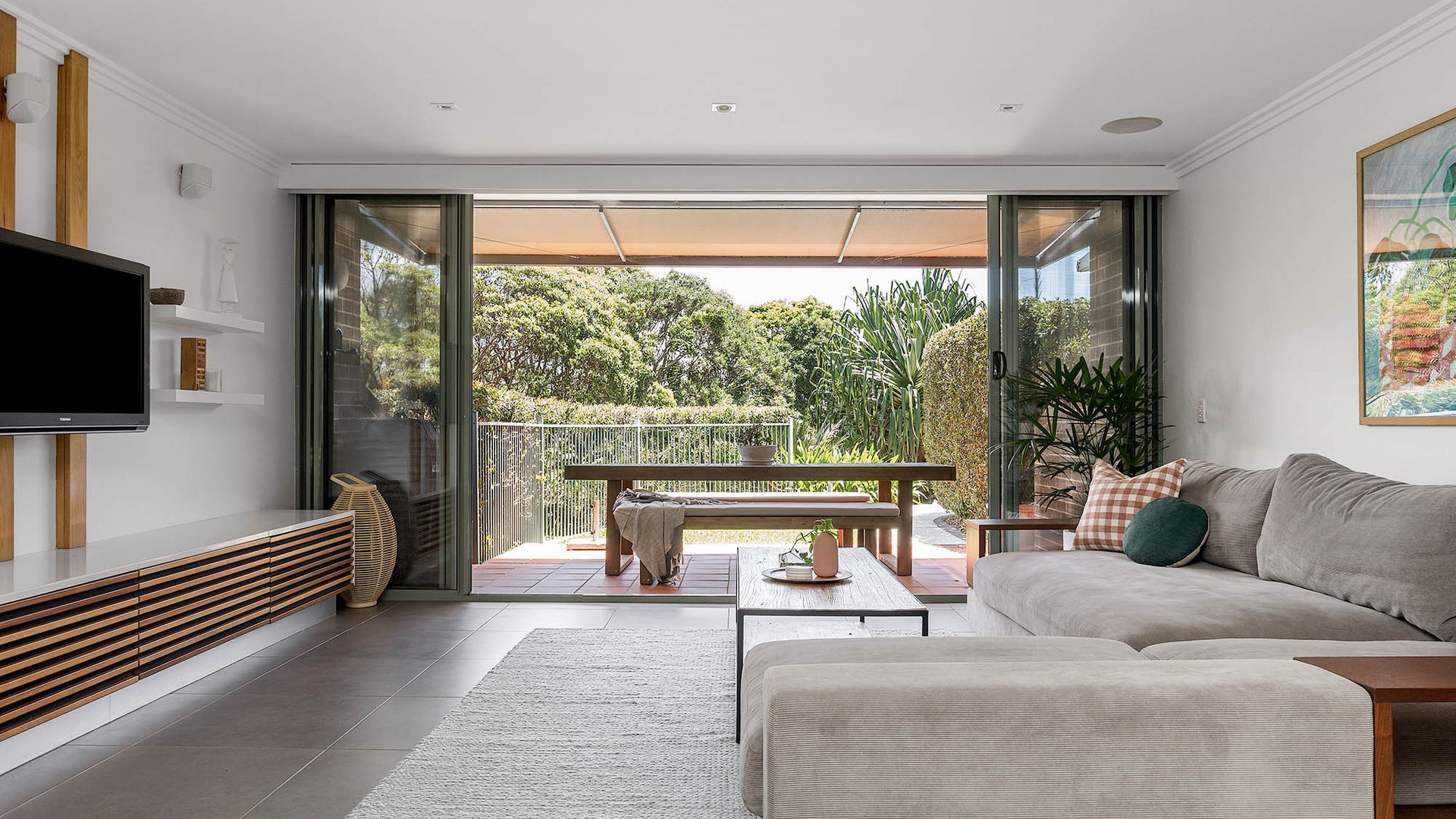 1 James Cook Apartments – opposite Clarkes Beach