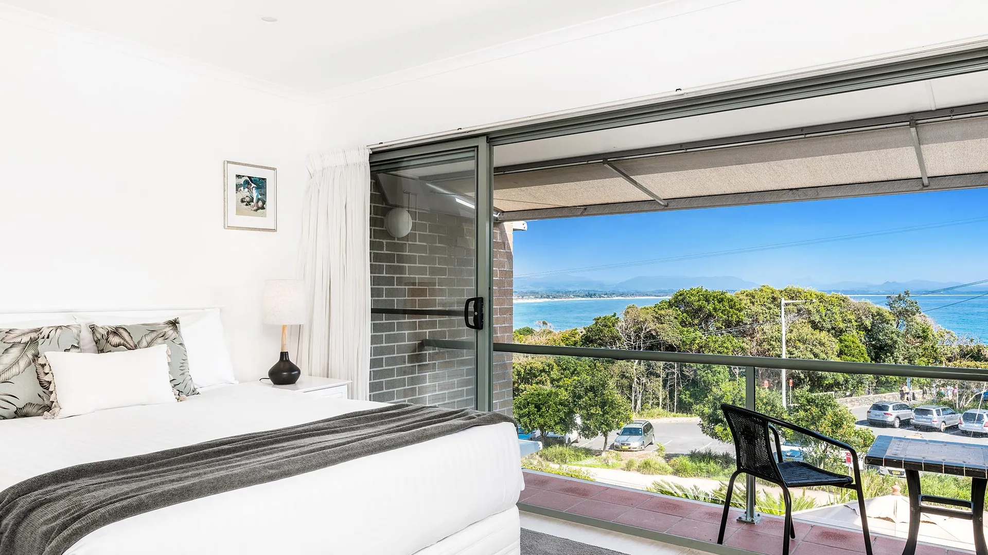 11 James Cook Apartments – w. pool & beach access