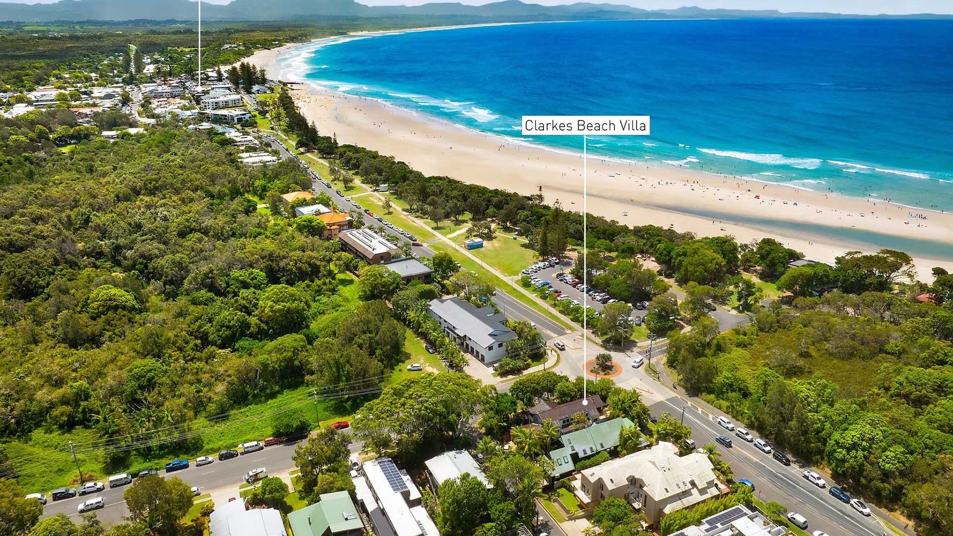 Clarkes Beach Villa – steps to beach & Byron town