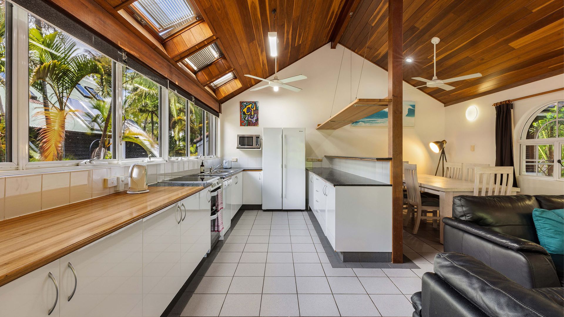 Clarkes Beach Villa – steps to beach & Byron town