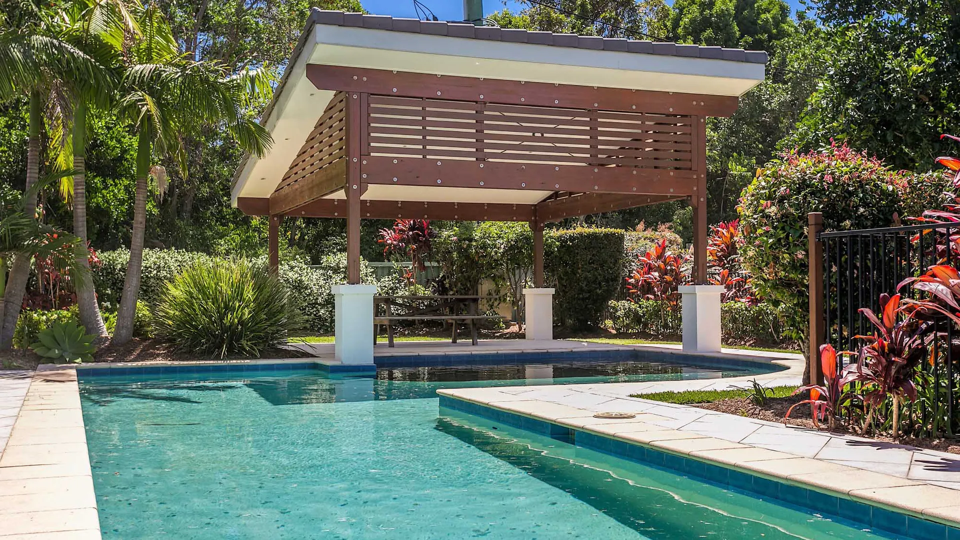 Drift – 3 BR home near town & beach with pool