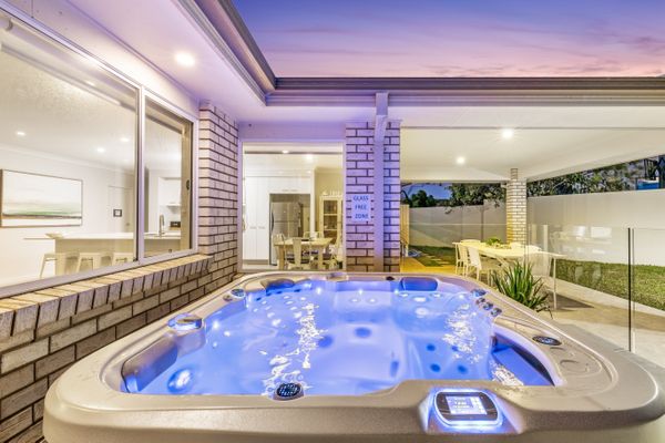 Salty Pause @ Bondi House – with Spa and Pet Friendly!