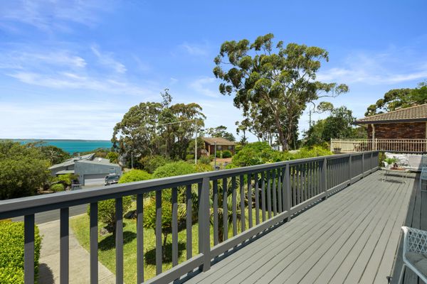 Wal87 – Large Pet Friendly Home with Stunning Bay Views