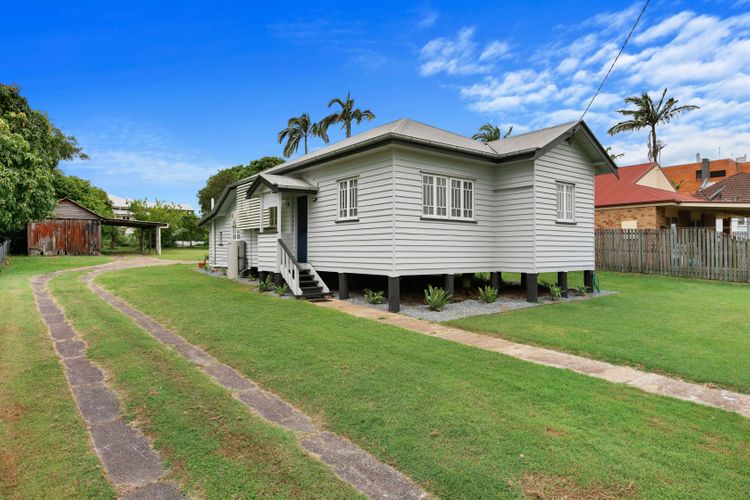  Step into Retro on Walker, an extraordinary vacation home located in the heart of historic Maryborough, Queensland. This uniquely beautiful property captures the charm and elegance synonymous with the region, providing guests with an ideal base for explo