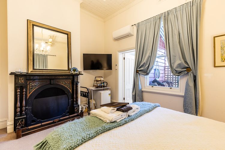 The Graces, Beechworth – Hydrangea – Queen Room
